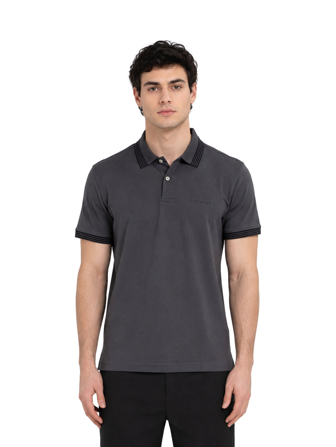 Hombre vistiendo playera polo Givenchy color gris oscuro con detalles negros en cuello y mangas.