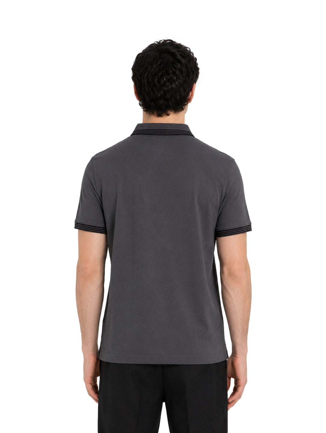 Hombre vistiendo playera polo Givenchy color gris oscuro con detalles negros en cuello y mangas.