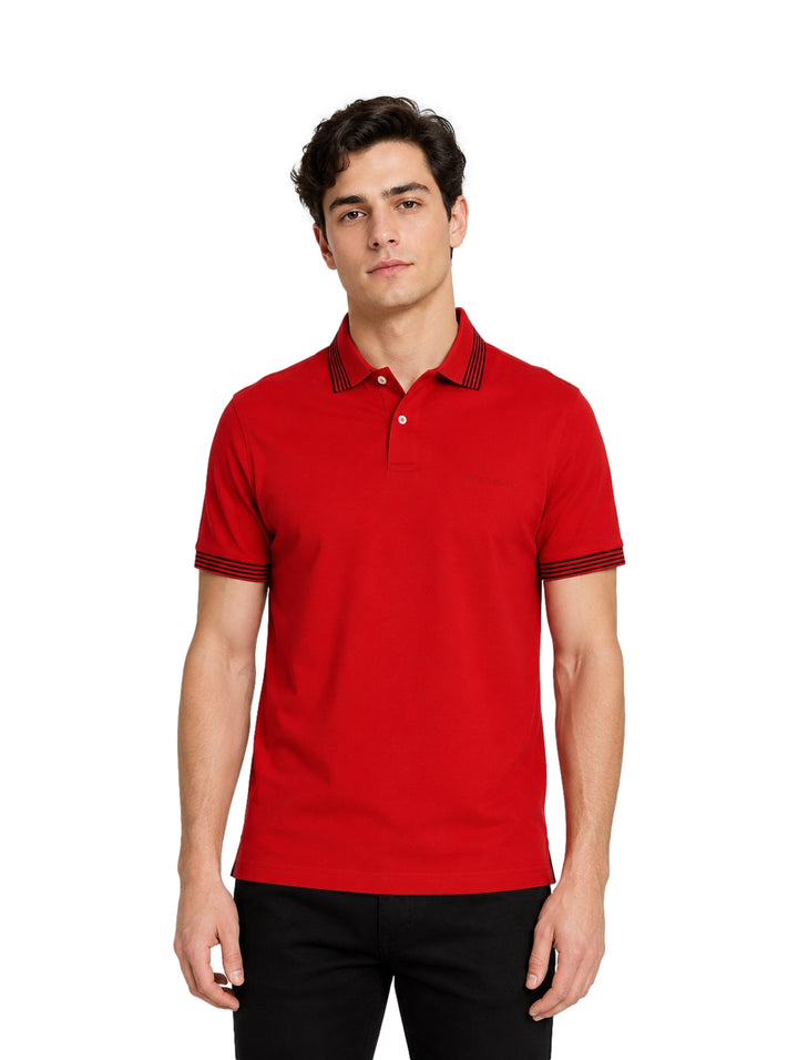Hombre vistiendo playera polo color rojo salsa con detalles negros en cuello y mangas.