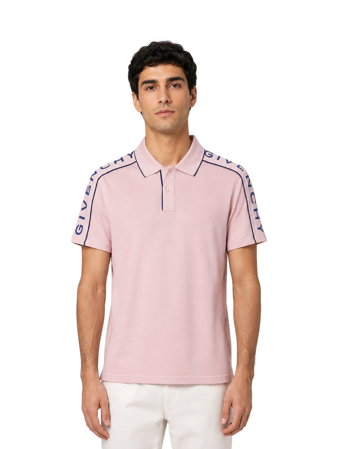 Hombre vistiendo playera polo Givenchy color lila pálido con franjas azul marino en los hombros.