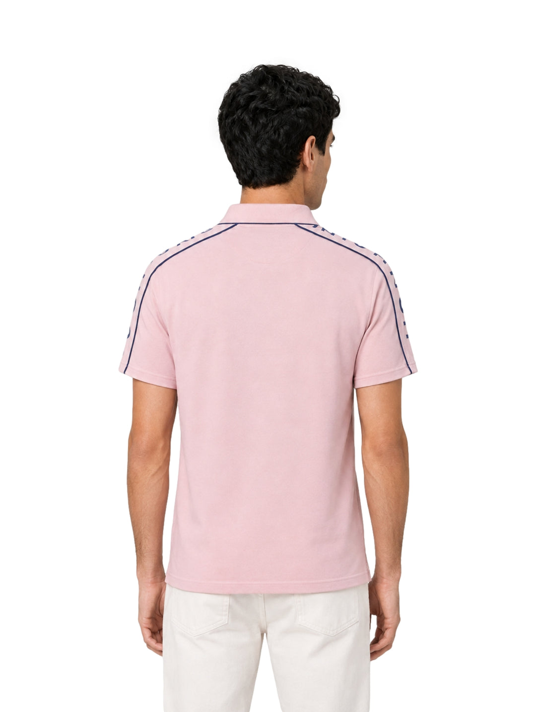 Hombre vistiendo playera polo Givenchy color lila pálido con franjas azul marino en los hombros.