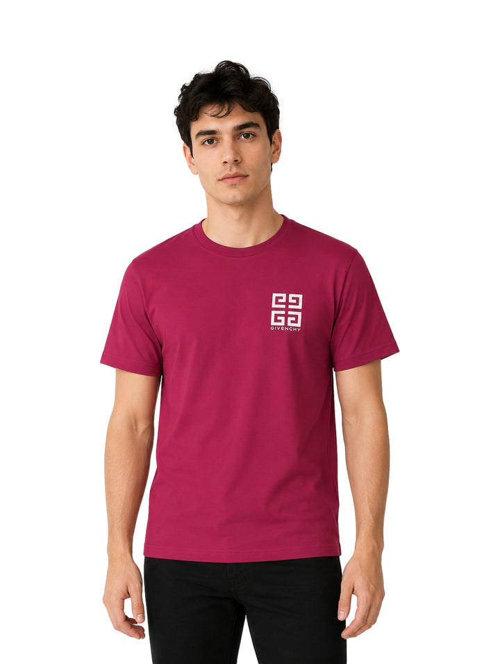 Hombre vistiendo playera Givenchy color higo de manga corta con logotipo blanco en el pecho.