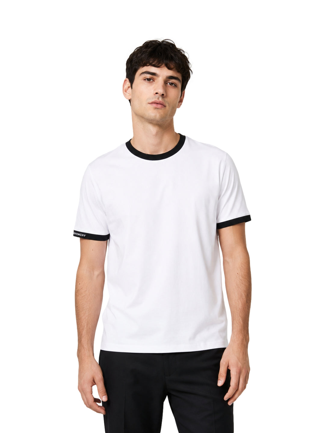 Hombre vistiendo playera blanca de manga corta con detalles negros en cuello y mangas.