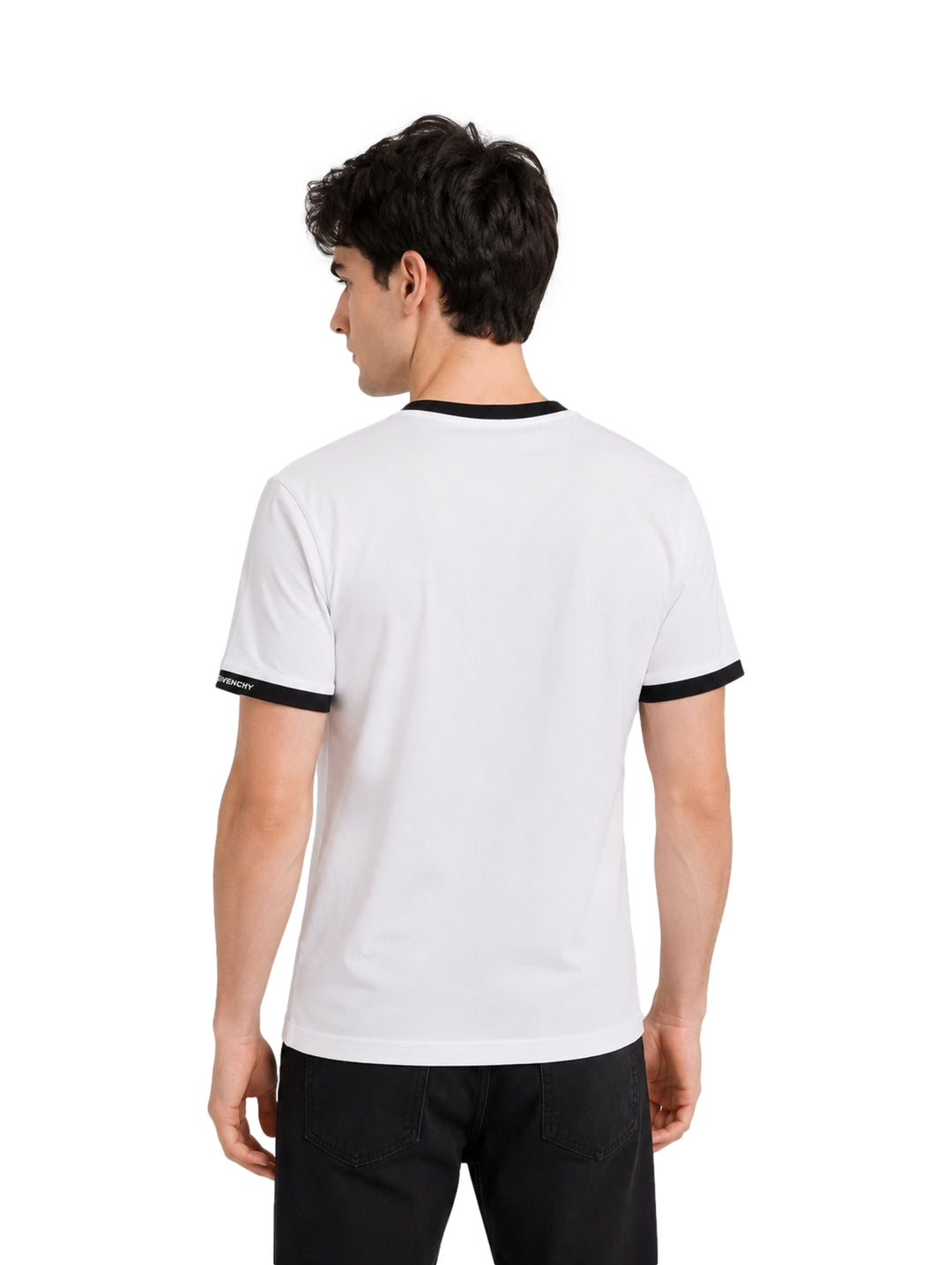 Hombre vistiendo playera blanca de manga corta con detalles negros en cuello y mangas.