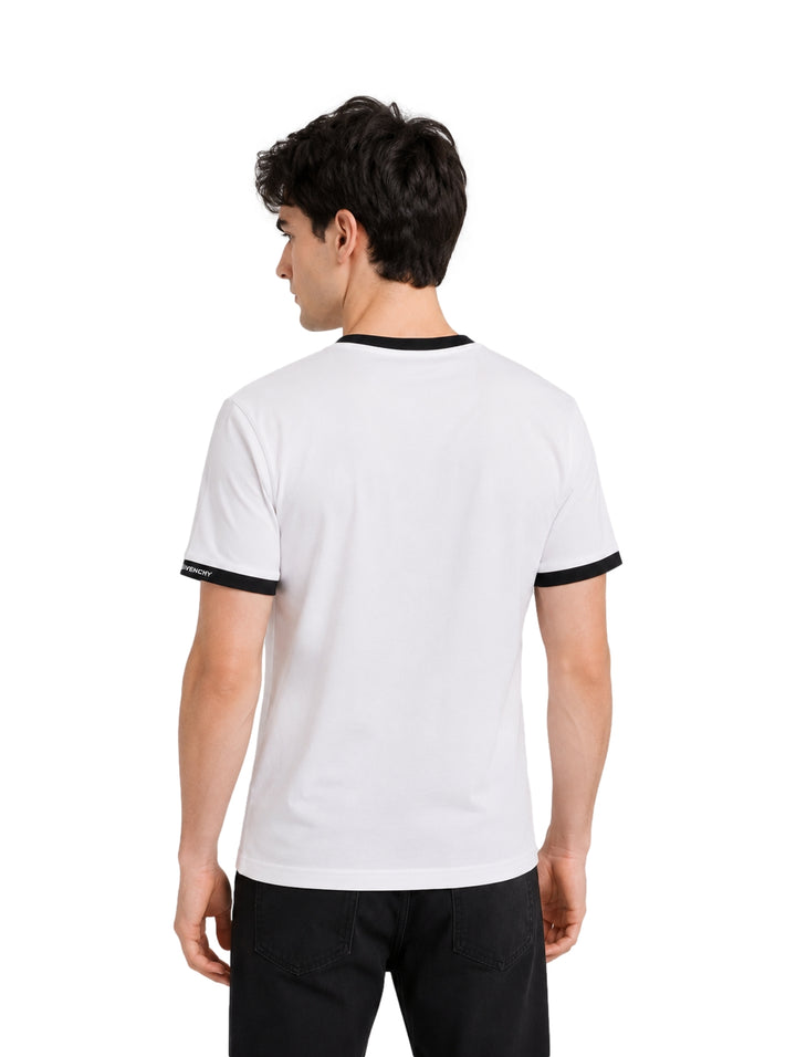 Hombre vistiendo playera blanca de manga corta con detalles negros en cuello y mangas.