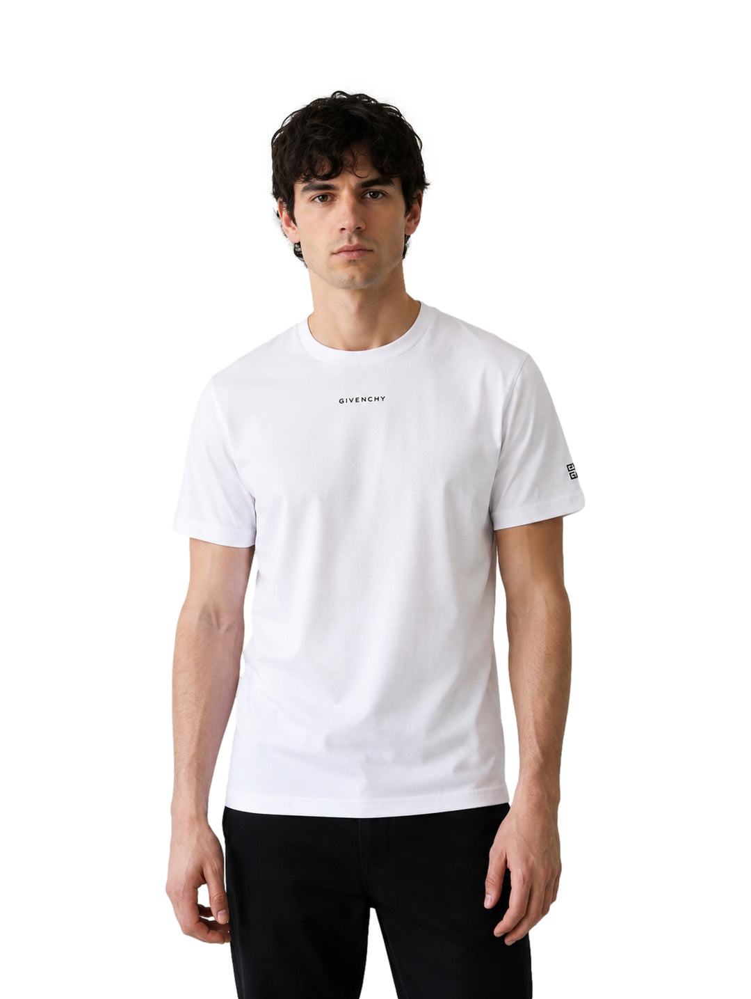 Hombre vistiendo una playera blanca de manga corta marca Givenchy con cuello redondo.
