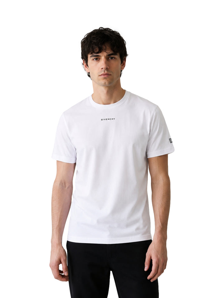 Hombre vistiendo una playera blanca de manga corta marca Givenchy con cuello redondo.
