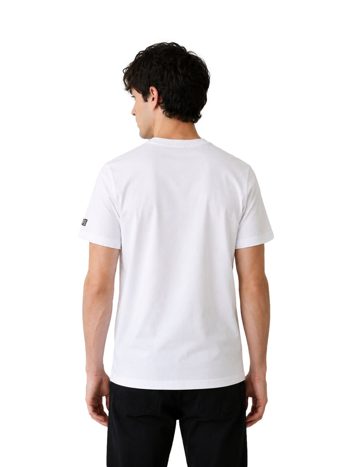 Hombre vistiendo una playera blanca de manga corta marca Givenchy con cuello redondo.