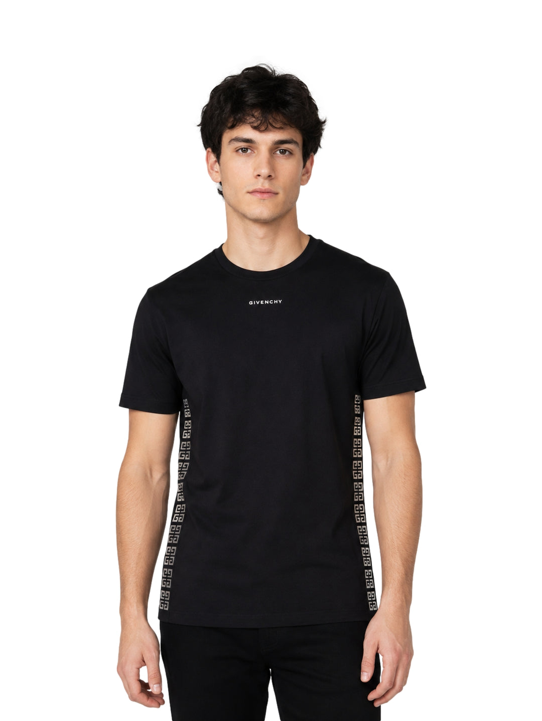 Hombre vistiendo playera Givenchy color negro con detalles laterales blancos y logo en el pecho.