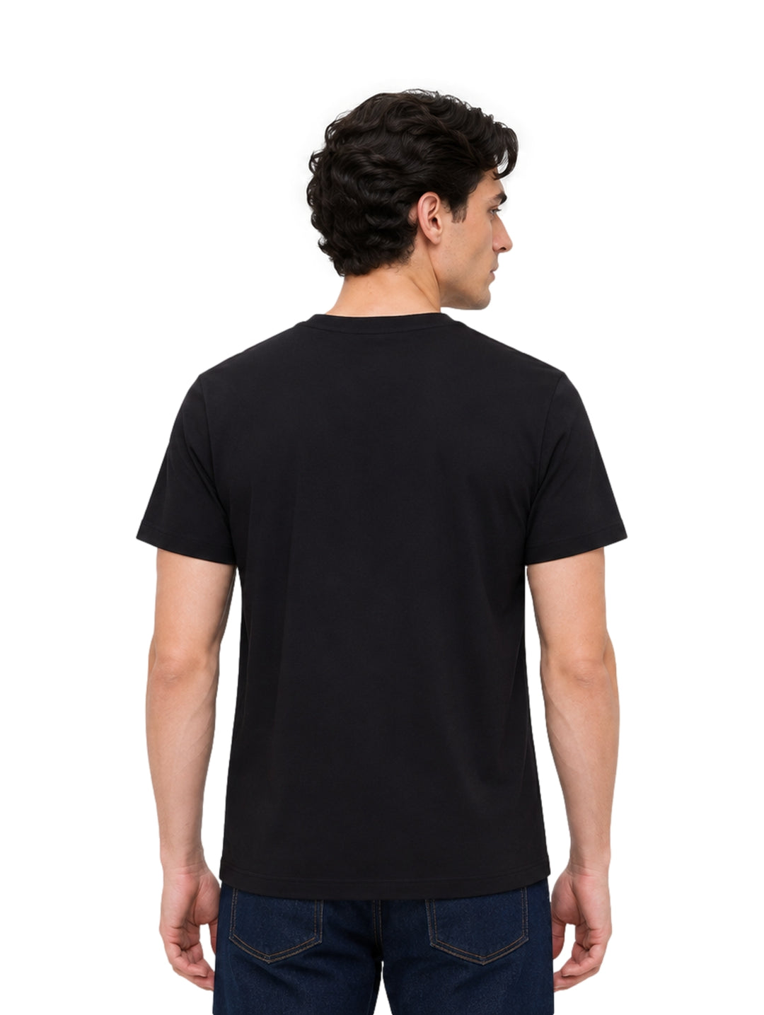 Hombre vistiendo playera Givenchy color negro con detalles laterales blancos y logo en el pecho.