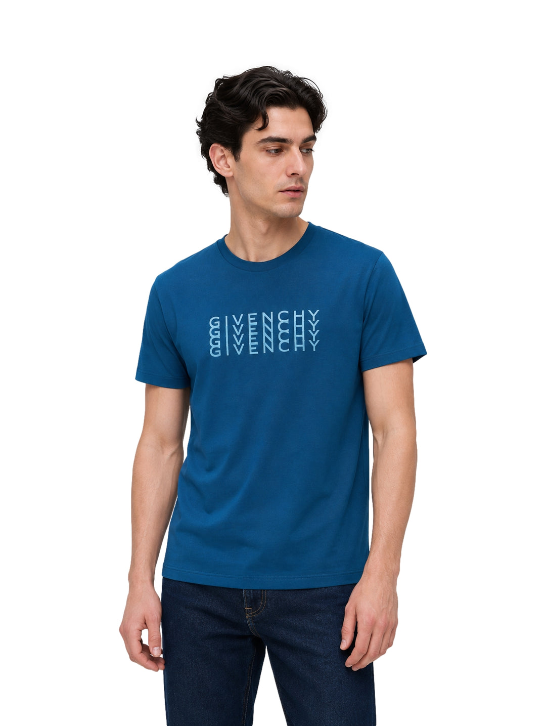 Hombre vistiendo playera Givenchy color azul Lyons Blue de manga corta con logotipo frontal.
