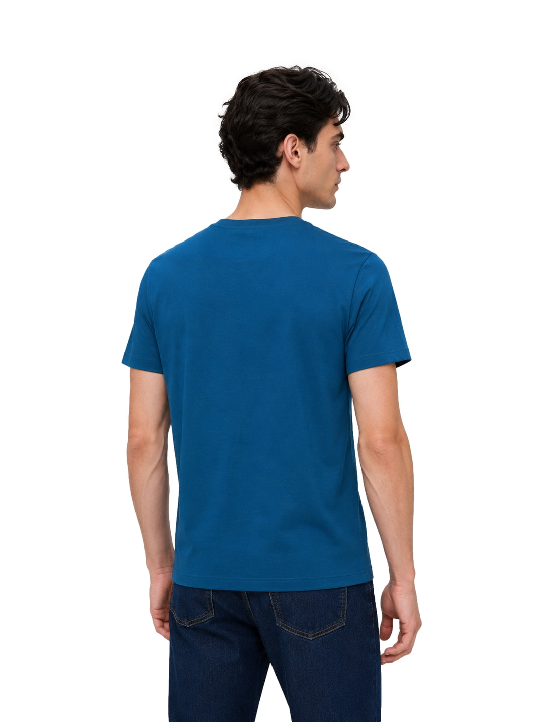 Hombre vistiendo playera Givenchy color azul Lyons Blue de manga corta con logotipo frontal.