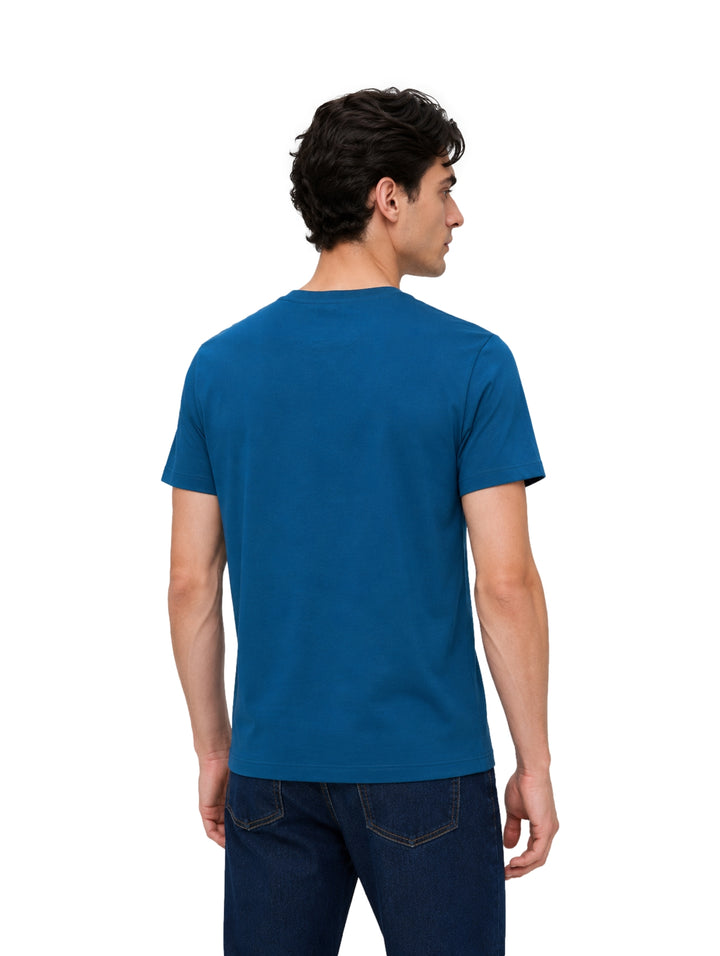 Hombre vistiendo playera Givenchy color azul Lyons Blue de manga corta con logotipo frontal.