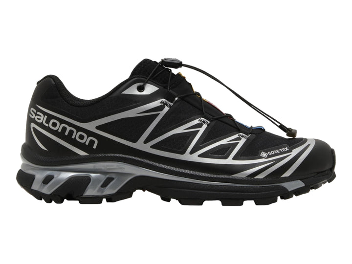 Tenis deportivos Salomon XT-6 GTX color negro con detalles plateados y suela negra para mujer.