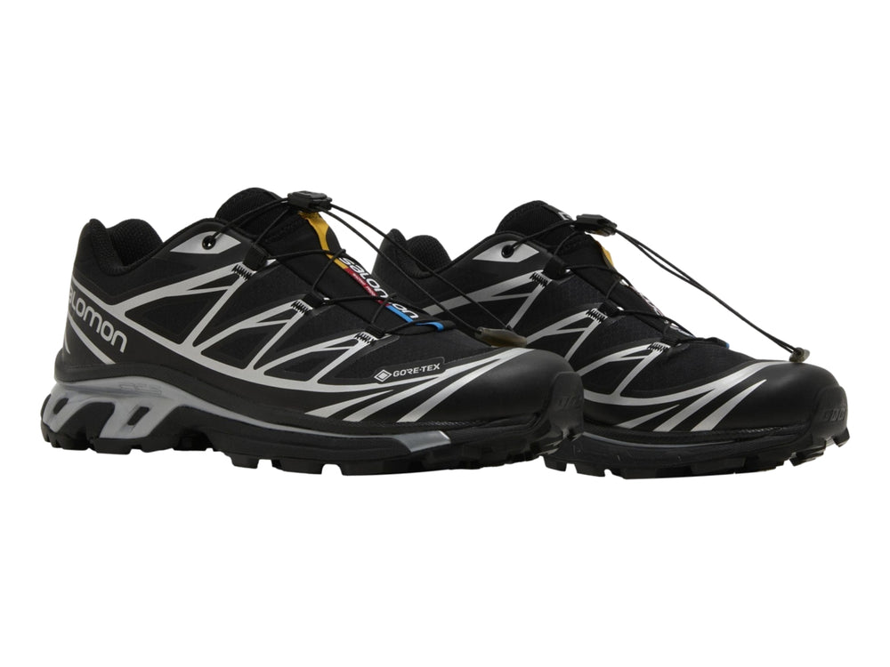Tenis deportivos Salomon XT-6 GTX color negro con detalles plateados y suela negra para mujer.
