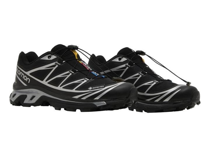 Tenis deportivos Salomon XT-6 GTX color negro con detalles plateados y suela negra para mujer.