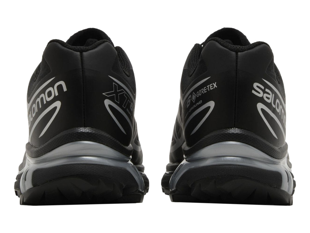 Tenis deportivos Salomon XT-6 GTX color negro con detalles plateados y suela negra para mujer.