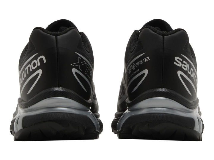 Tenis deportivos Salomon XT-6 GTX color negro con detalles plateados y suela negra para mujer.