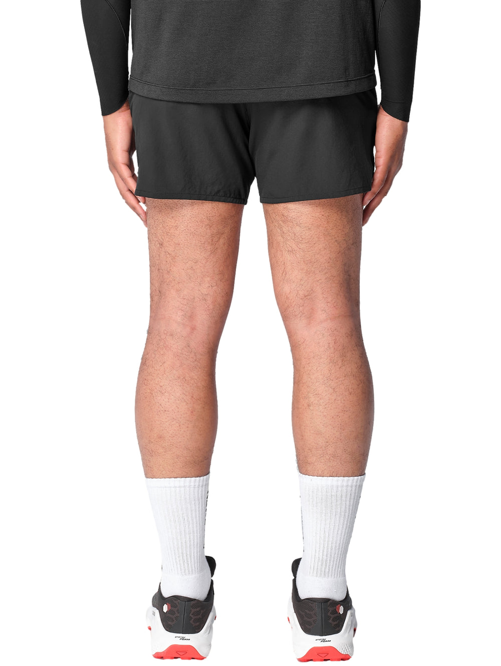 Hombre vistiendo shorts deportivos Salomon de color negro.
