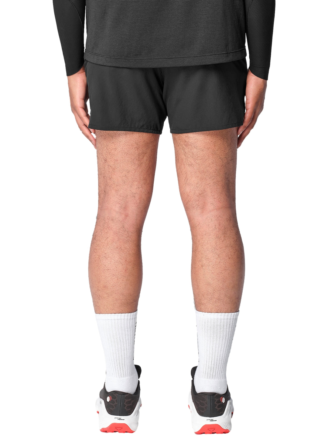Hombre vistiendo shorts deportivos Salomon de color negro.