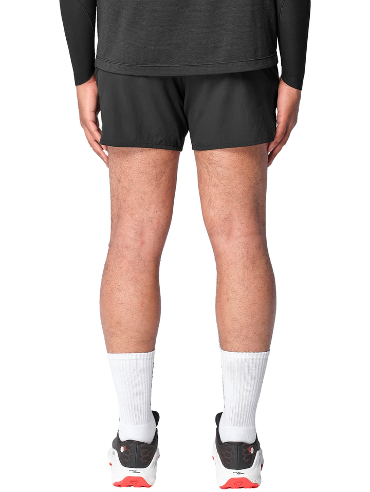 Hombre vistiendo shorts deportivos Salomon de color negro.
