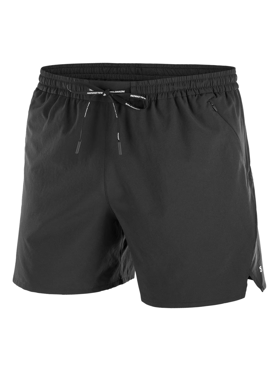 Hombre vistiendo shorts deportivos Salomon de color negro.