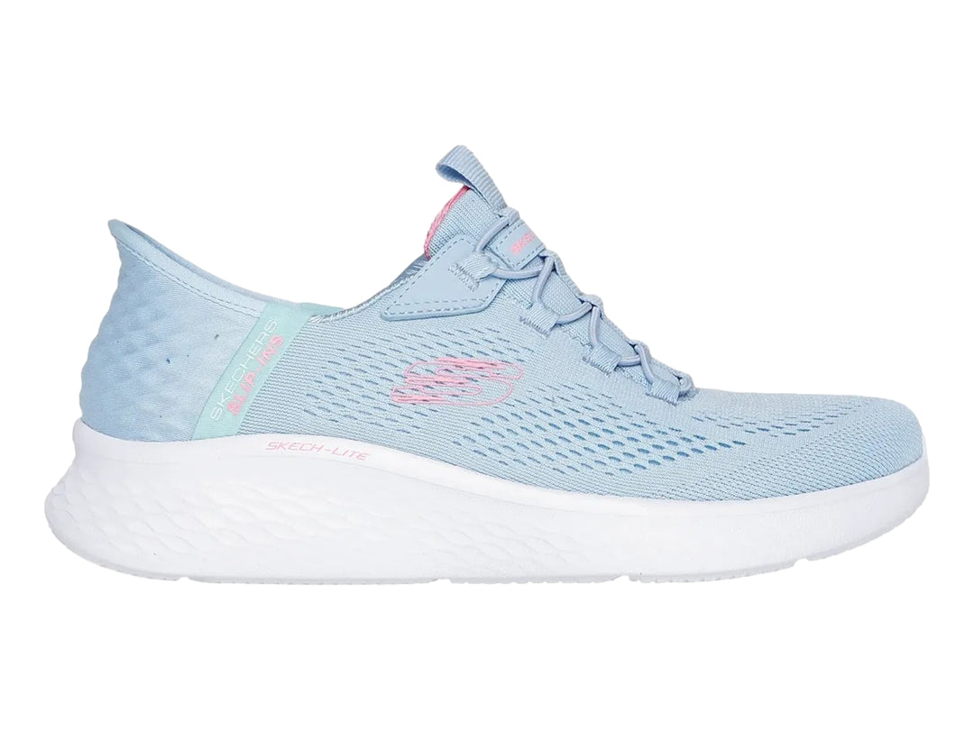 Tenis deportivos Skechers para mujer en color azul claro con suela blanca y detalles en rosa.