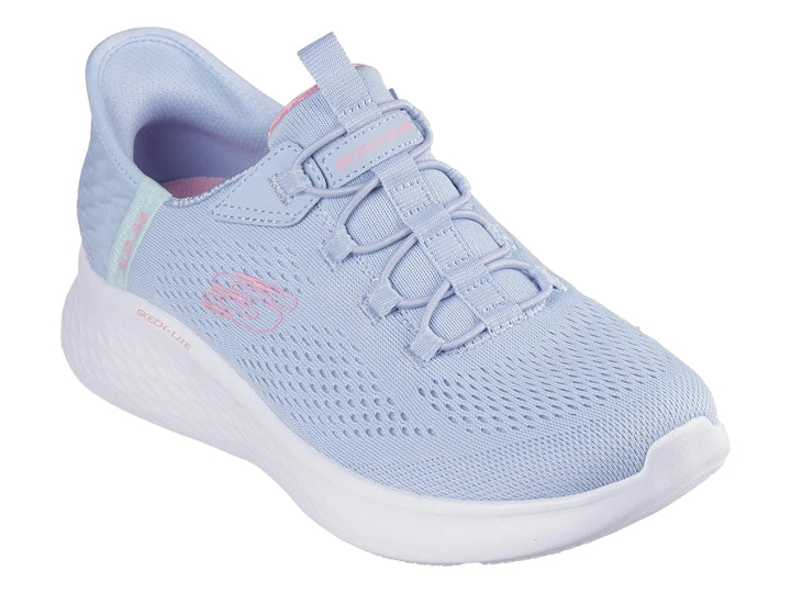 Tenis deportivos Skechers para mujer en color azul claro con suela blanca y detalles en rosa.
