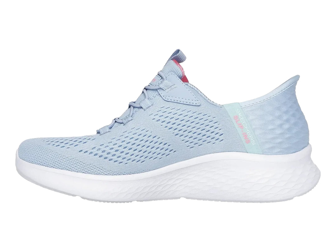 Tenis deportivos Skechers para mujer en color azul claro con suela blanca y detalles en rosa.