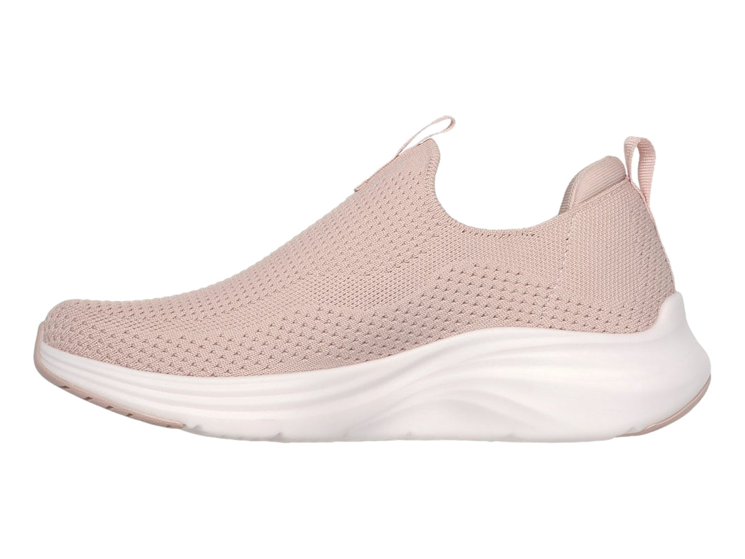 Tenis Skechers rosa para mujer, estilo slip-on con suela blanca y tejido transpirable.