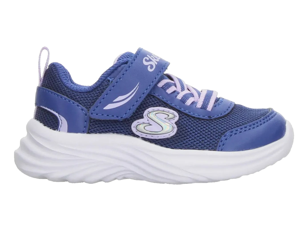 Tenis deportivos Skechers para Niña en color azul marino con detalles lavanda y suela blanca.