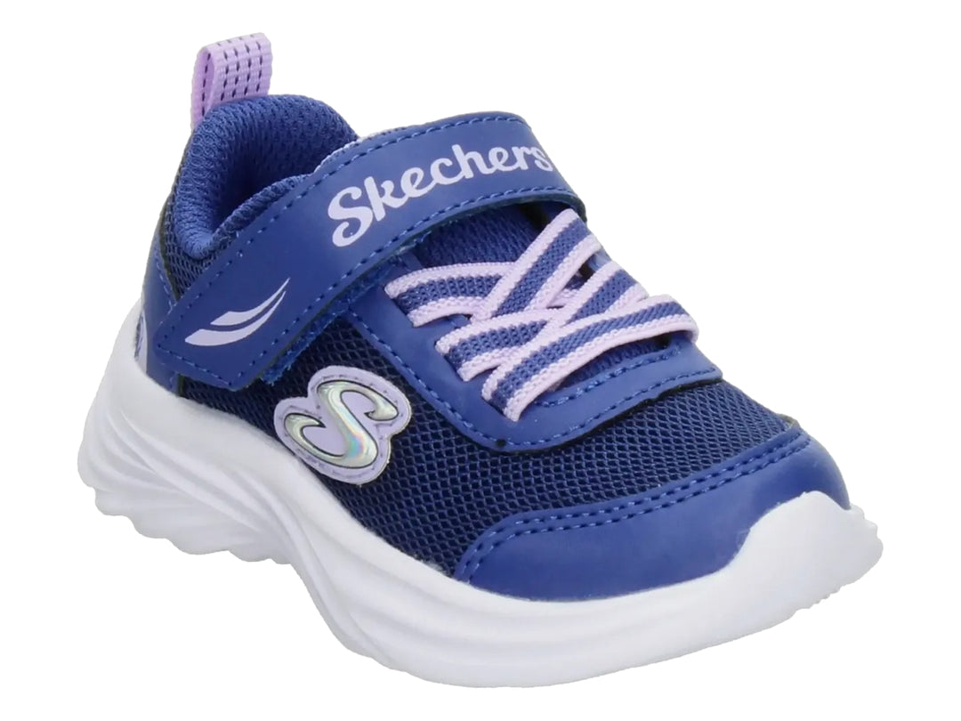 Tenis deportivos Skechers para Niña en color azul marino con detalles lavanda y suela blanca.