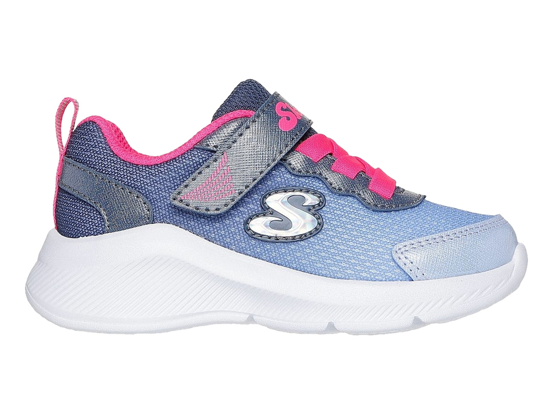 Tenis deportivos Skechers para niña en color azul con detalles en rosa y suela blanca.