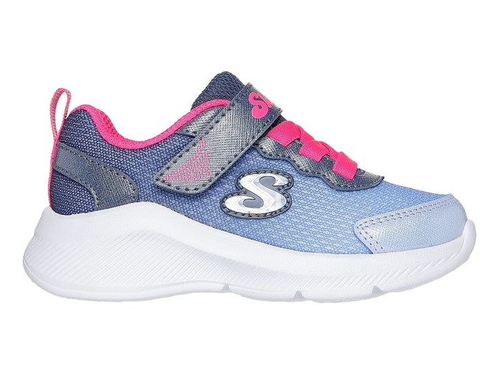 Tenis deportivos Skechers para niña en color azul con detalles en rosa y suela blanca.