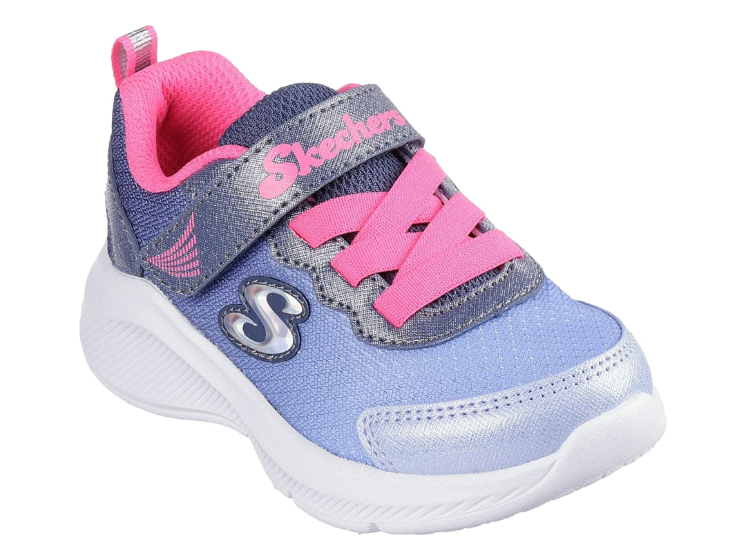 Tenis deportivos Skechers para niña en color azul con detalles en rosa y suela blanca.