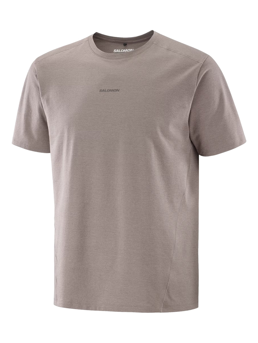 Hombre vistiendo playera deportiva Salomon de color café con manga corta.