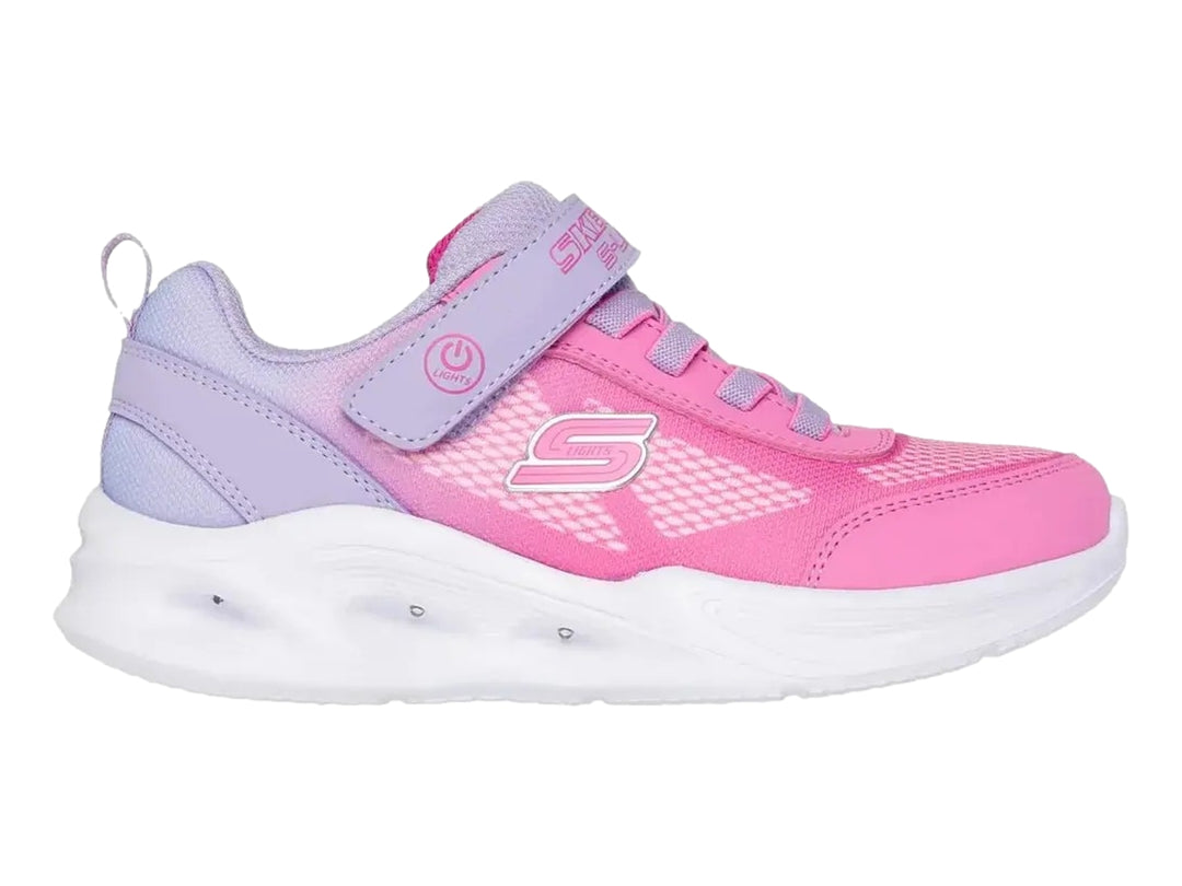 Tenis deportivos Skechers para niña en colores rosa y lavanda con suela blanca.