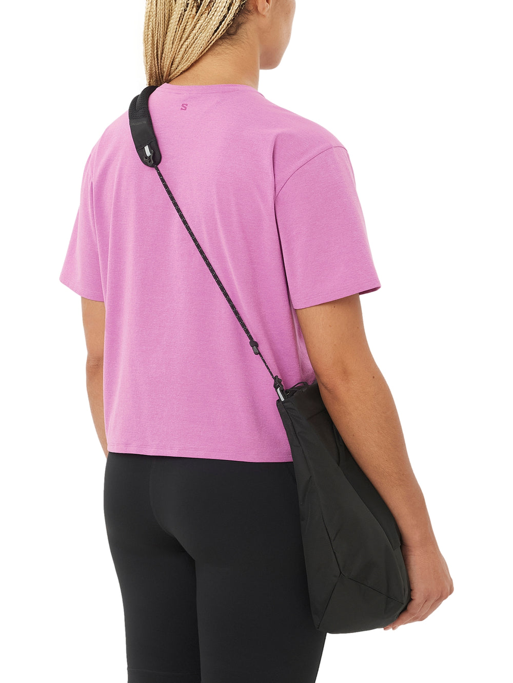 Mujer vistiendo playera deportiva Salomon de color rosa con manga corta.