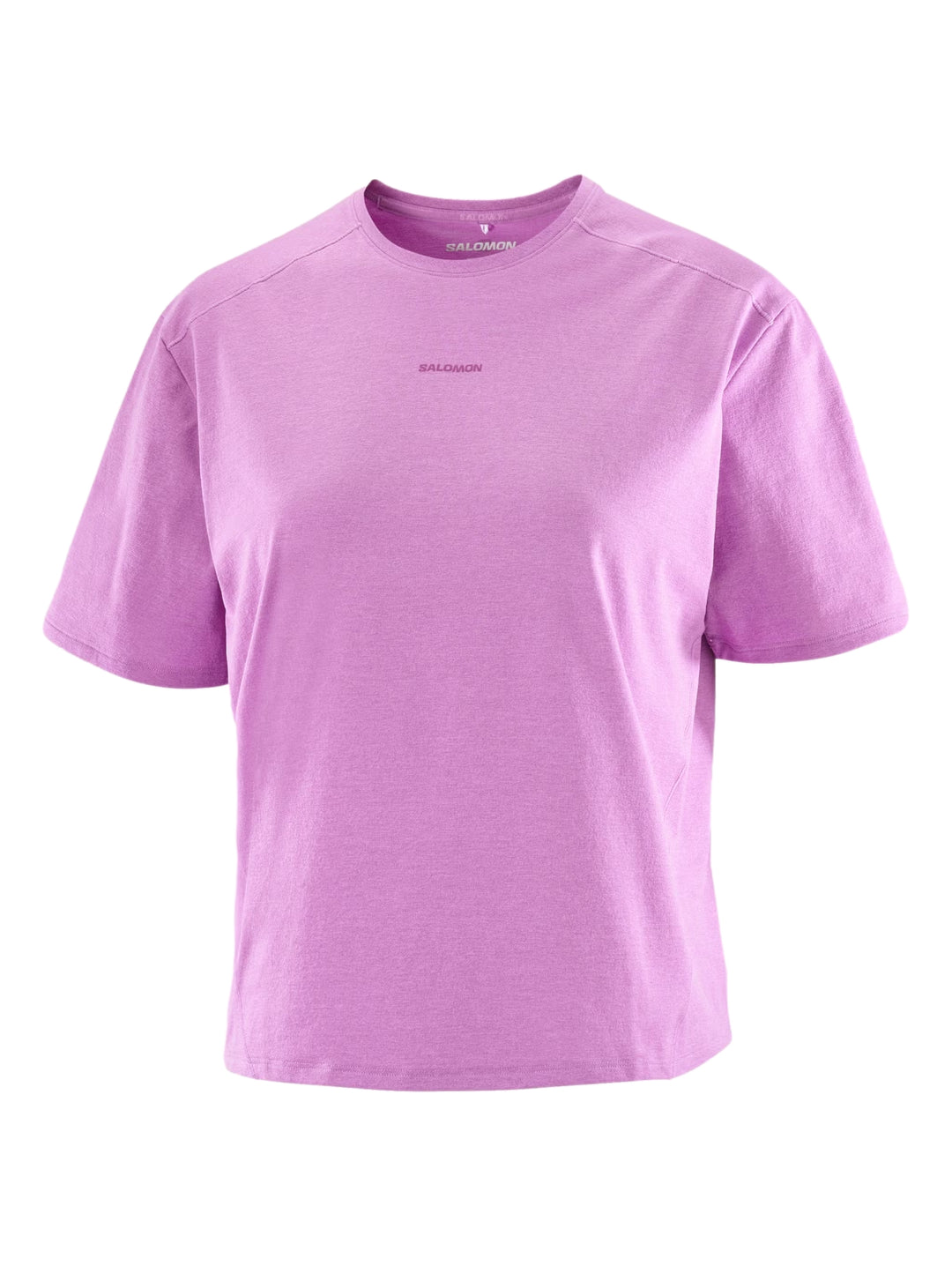 Mujer vistiendo playera deportiva Salomon de color rosa con manga corta.
