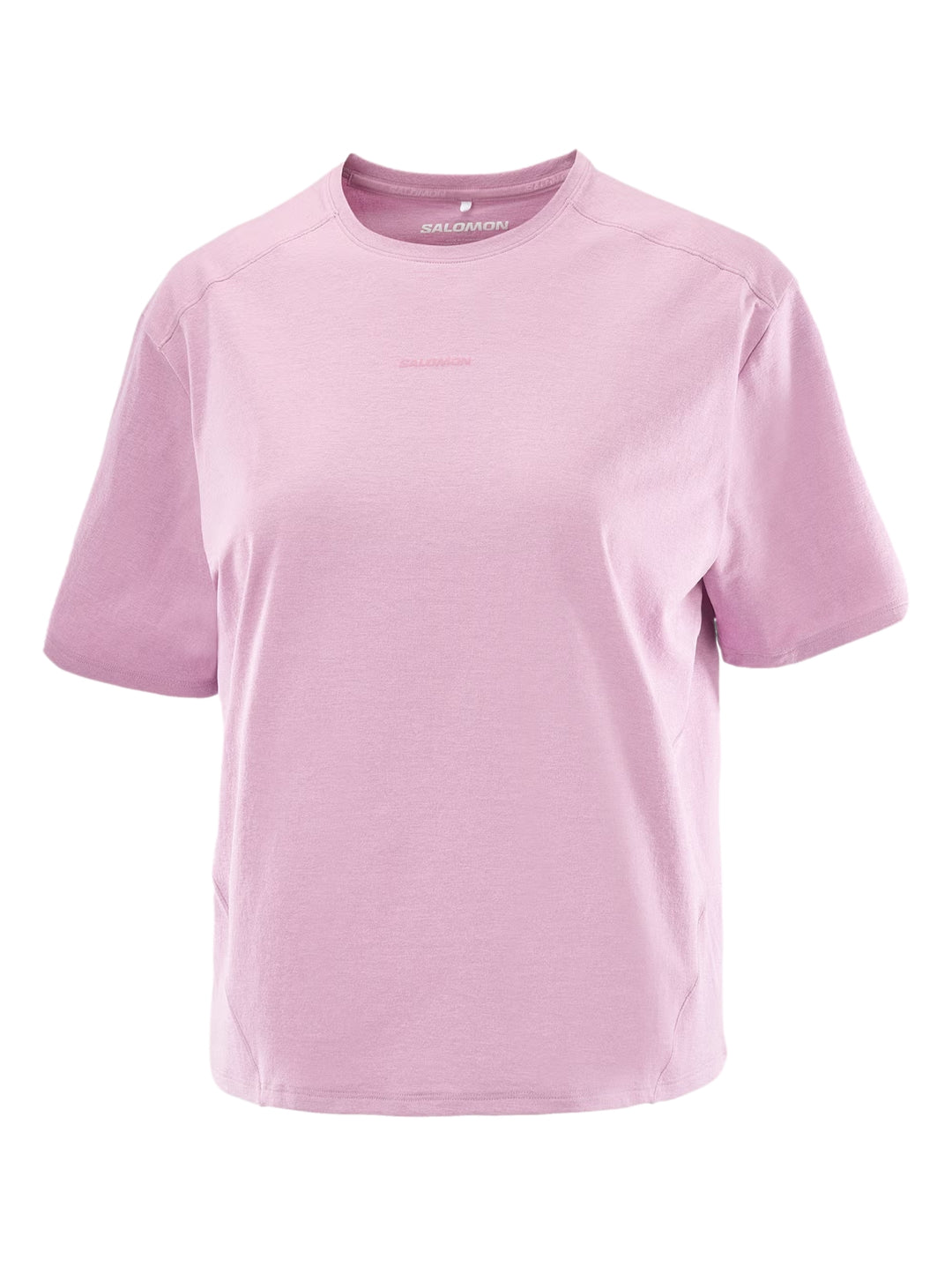 Mujer vistiendo playera deportiva color rosa de manga corta y leggings negros.