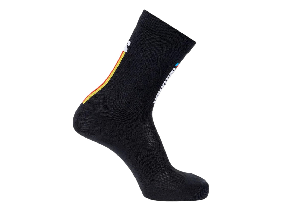 Calcetín deportivo Salomon negro con detalles de rayas coloridas y logotipo blanco.