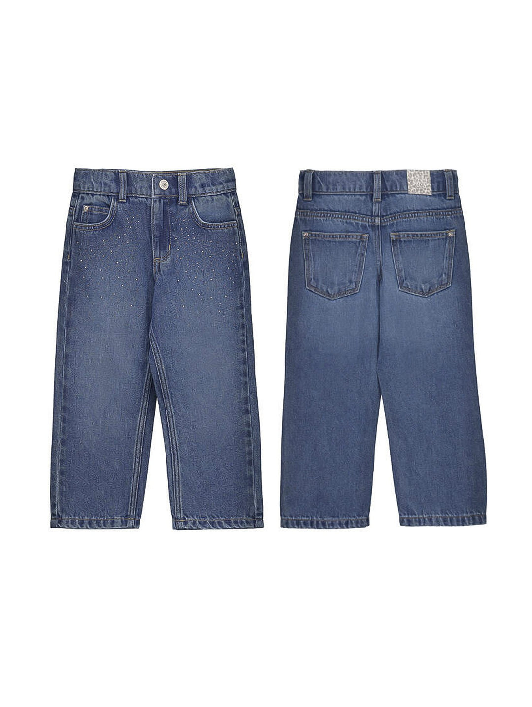 Vista frontal y posterior de pantalón de mezclilla azul medio para niño con detalles brillantes en la parte superior.