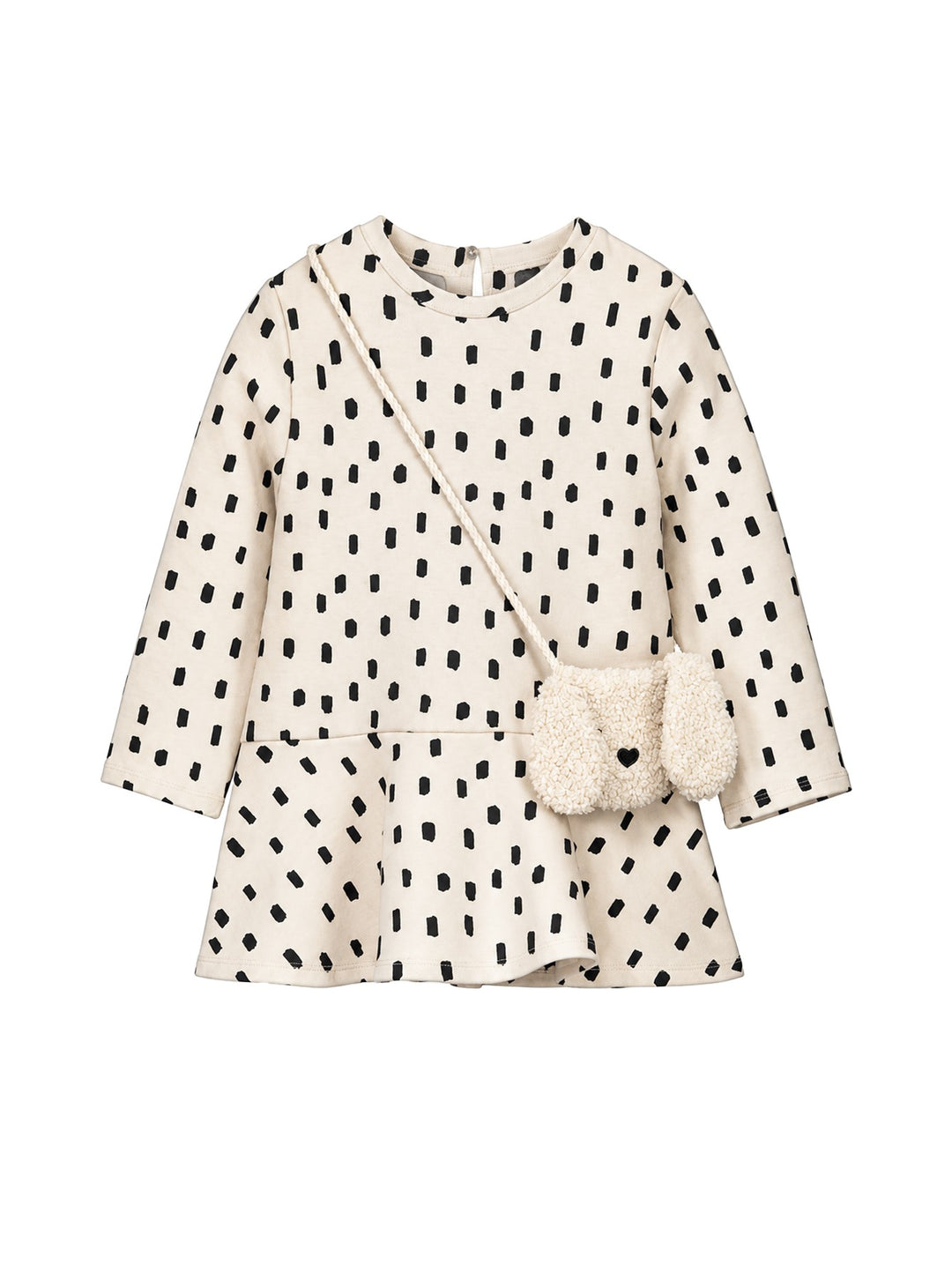 Vestido color quinoa con estampado de trazos negros y bolso pequeño de peluche en forma de perro.