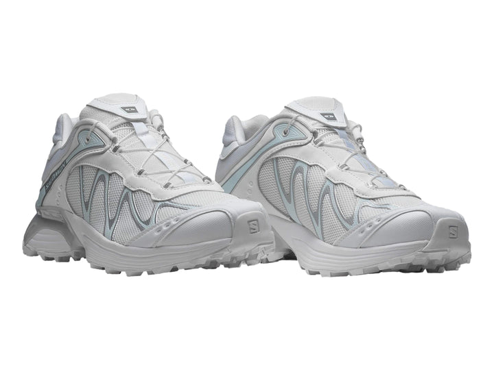 Tenis Salomon XT-Whisper color blanco para hombre, vista lateral sobre fondo blanco.