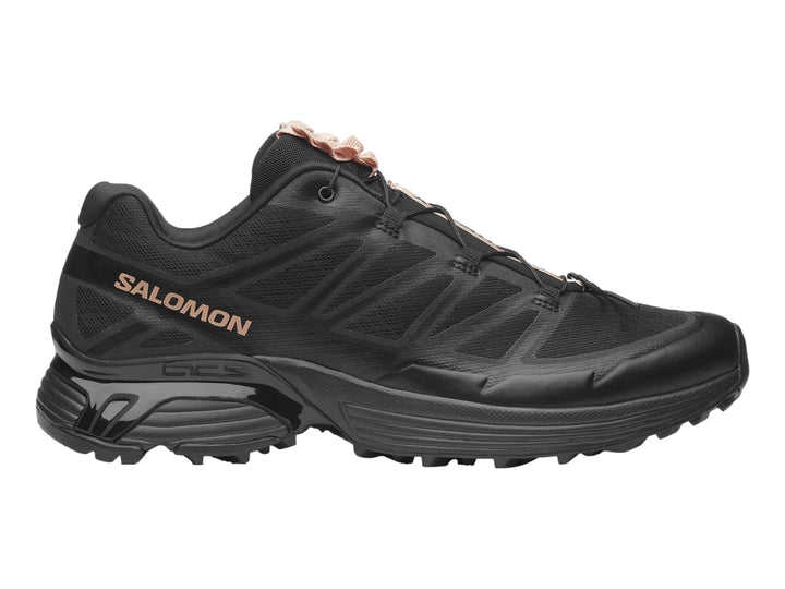 Tenis deportivos Salomon XT-Pathway color negro para mujer con detalles en rosa pálido y suela rugosa.