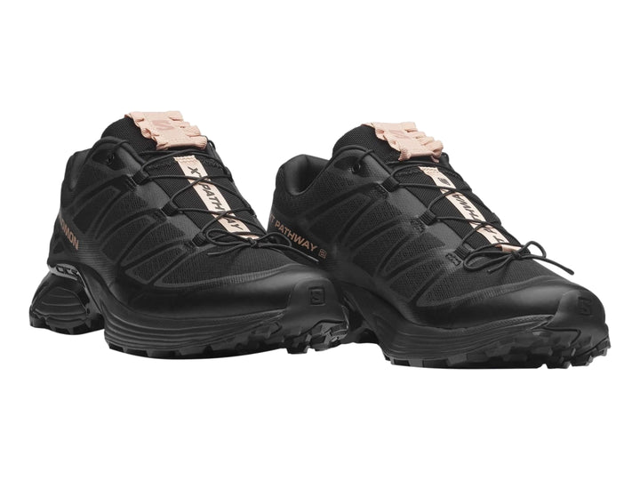 Tenis deportivos Salomon XT-Pathway color negro para mujer con detalles en rosa pálido y suela rugosa.