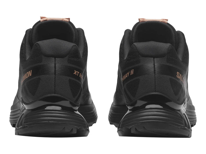Tenis deportivos Salomon XT-Pathway color negro para mujer con detalles en rosa pálido y suela rugosa.