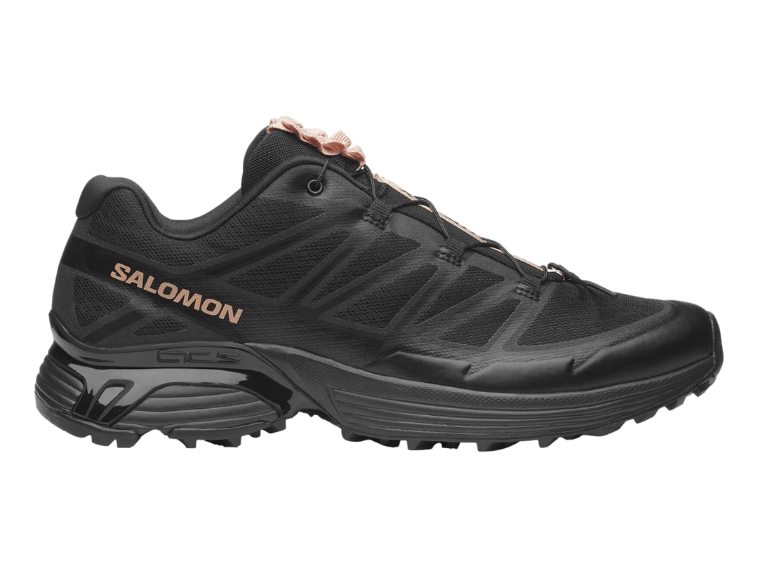 Tenis deportivos Salomon XT-Pathway color negro con detalles beige y suela robusta.