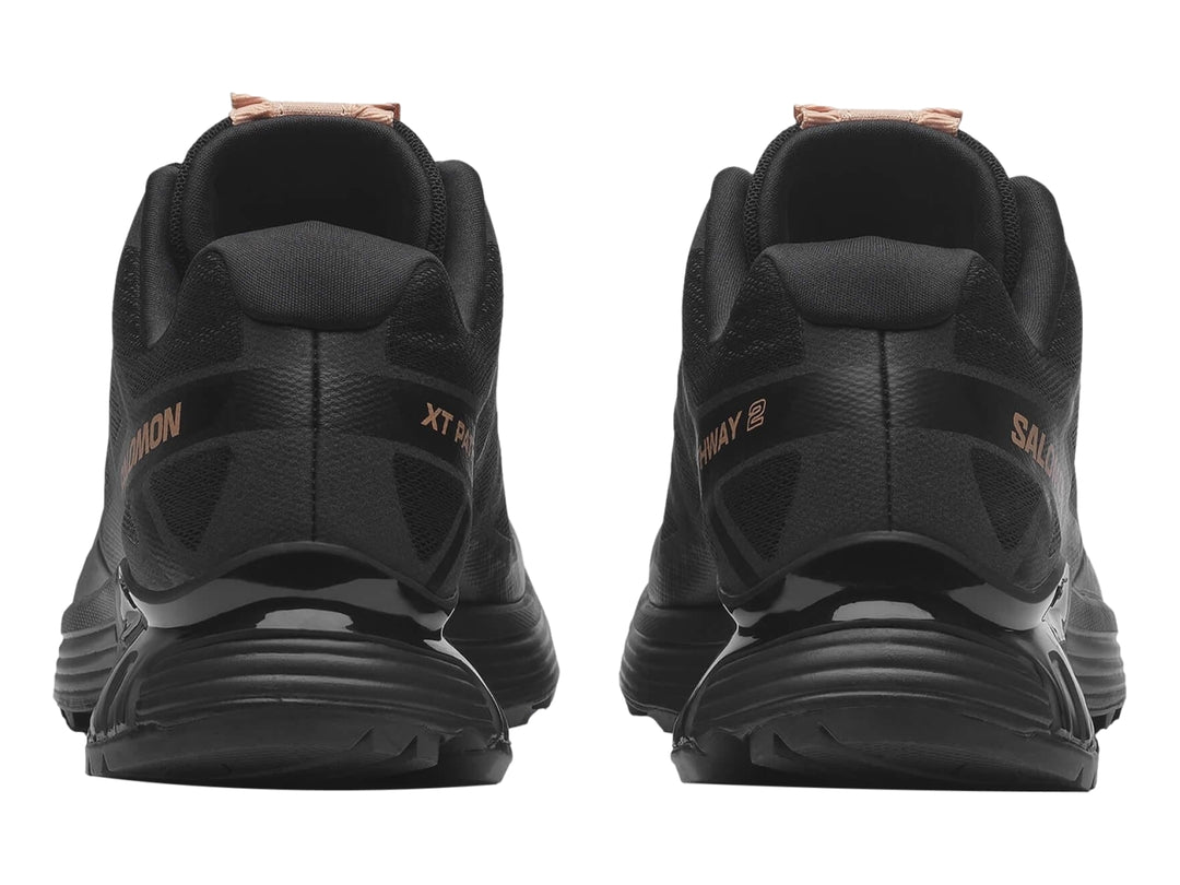 Tenis deportivos Salomon XT-Pathway color negro con detalles beige y suela robusta.