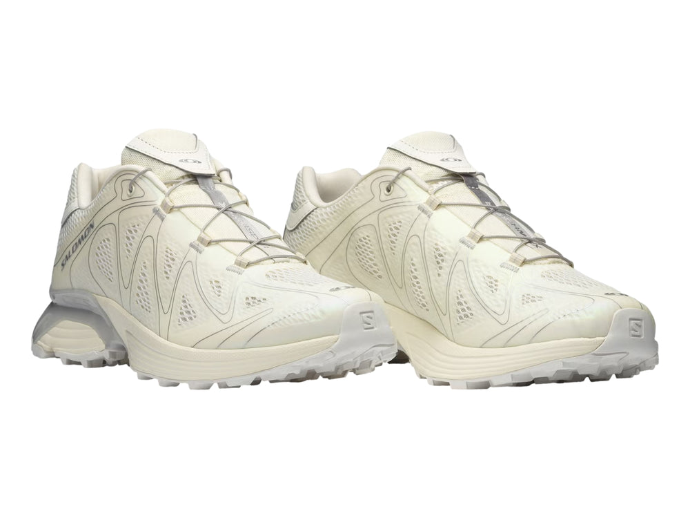 Tenis deportivos Salomon XT-Whisper color beige para mujer con tejido de malla y suela blanca.
